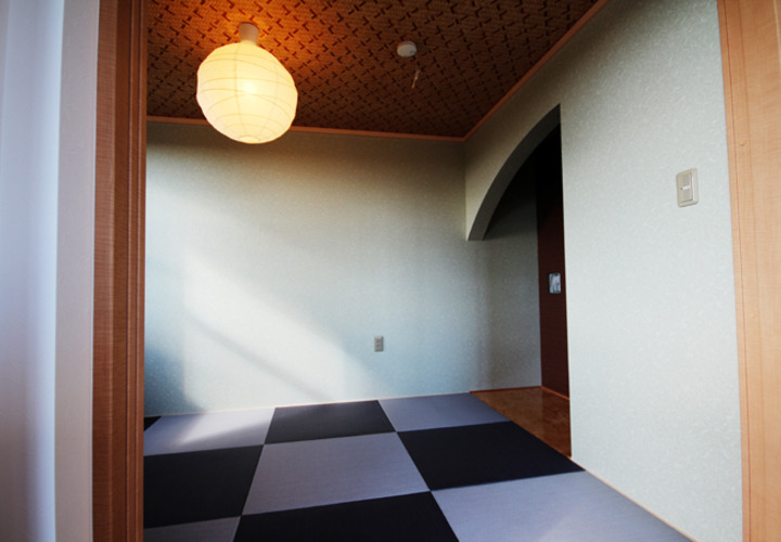 2色のヘリなしタタミと現代床の間のある和室