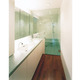 洗面所と連なる透明感のある浴室