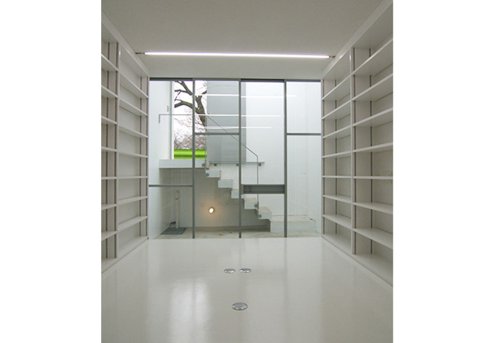 入口階段と真っ白な収納スペース
