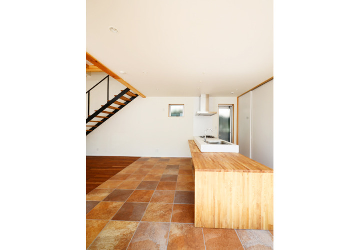 キッチンスペースは床材を変えて別空間を演出
