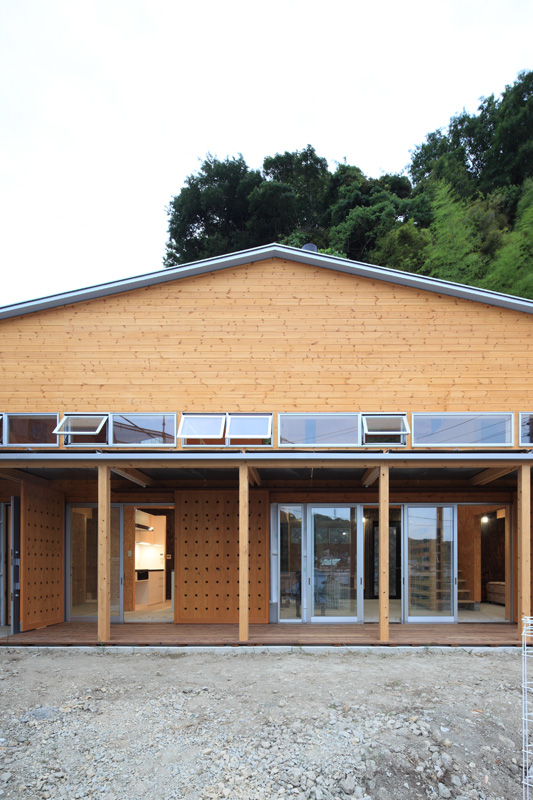 屋根の太陽光発電と光と風が抜ける窓で自然のエネルギーを取り込む家