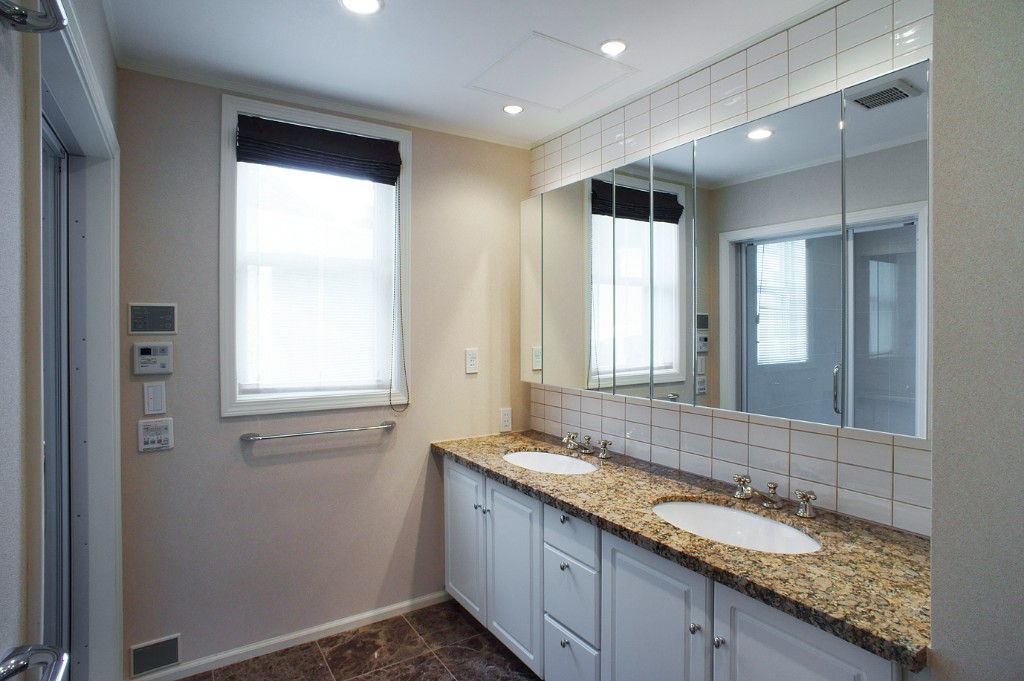 キッチンから近い洗面スペースはデザインを合わせて統一感を出した空間に