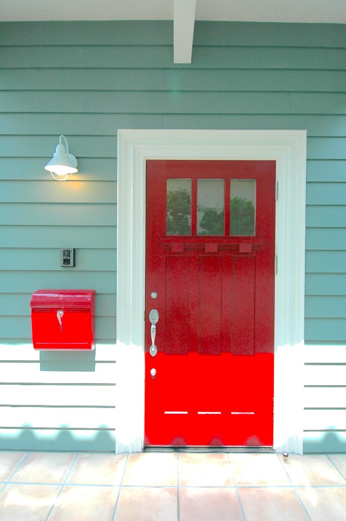 カラフルな玄関に最適な赤いポスト