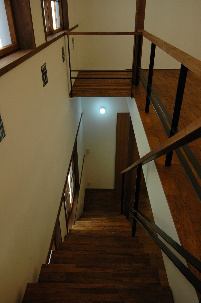 2階リビングから1階へ降りる階段