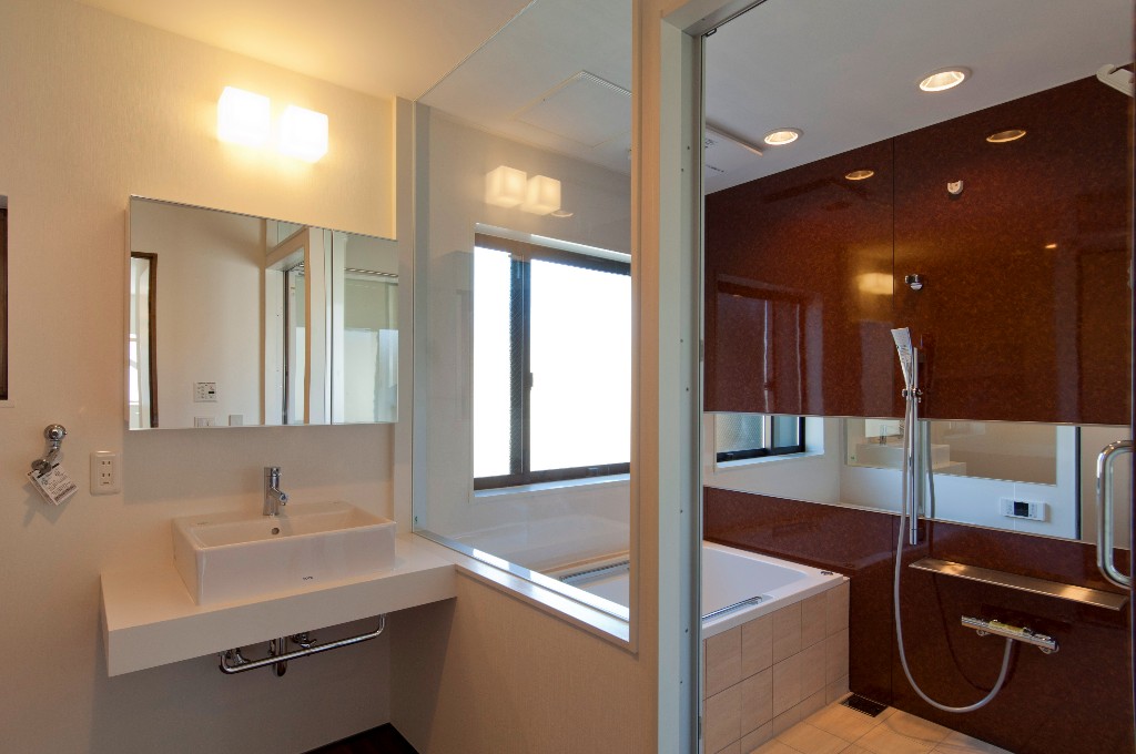 ガラス戸や鏡を使って広く快適に見せるバスルーム