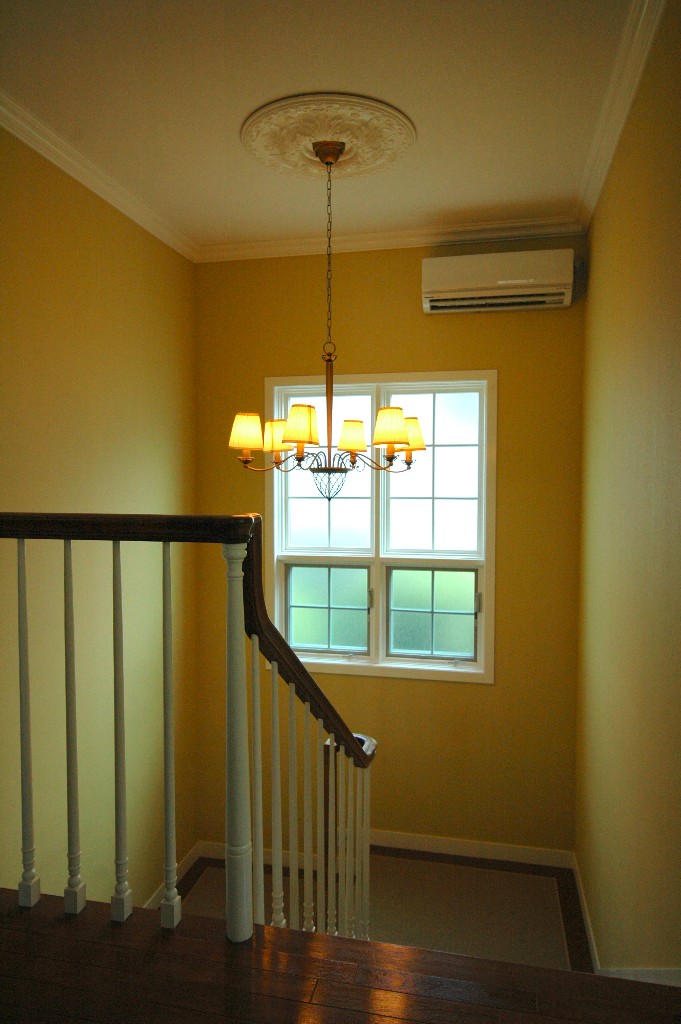 黄色と白色が優しい階段ホール