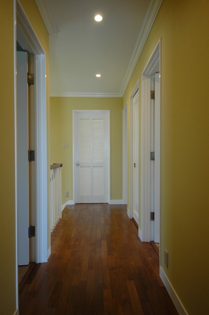 カラフルな壁に白いドアの調和が爽やかな廊下スペース