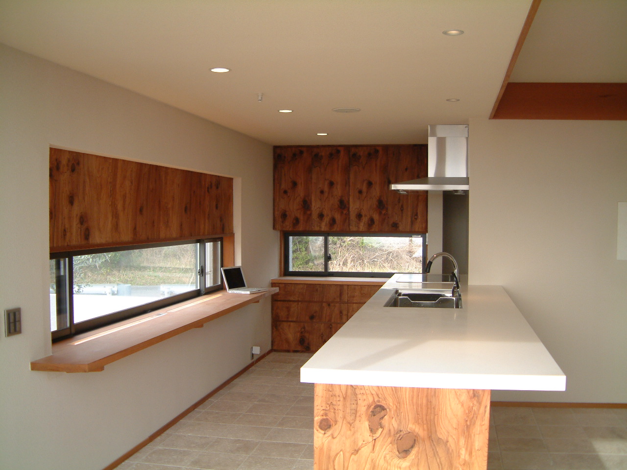 木板の風合いを生かした明るいオープンキッチン