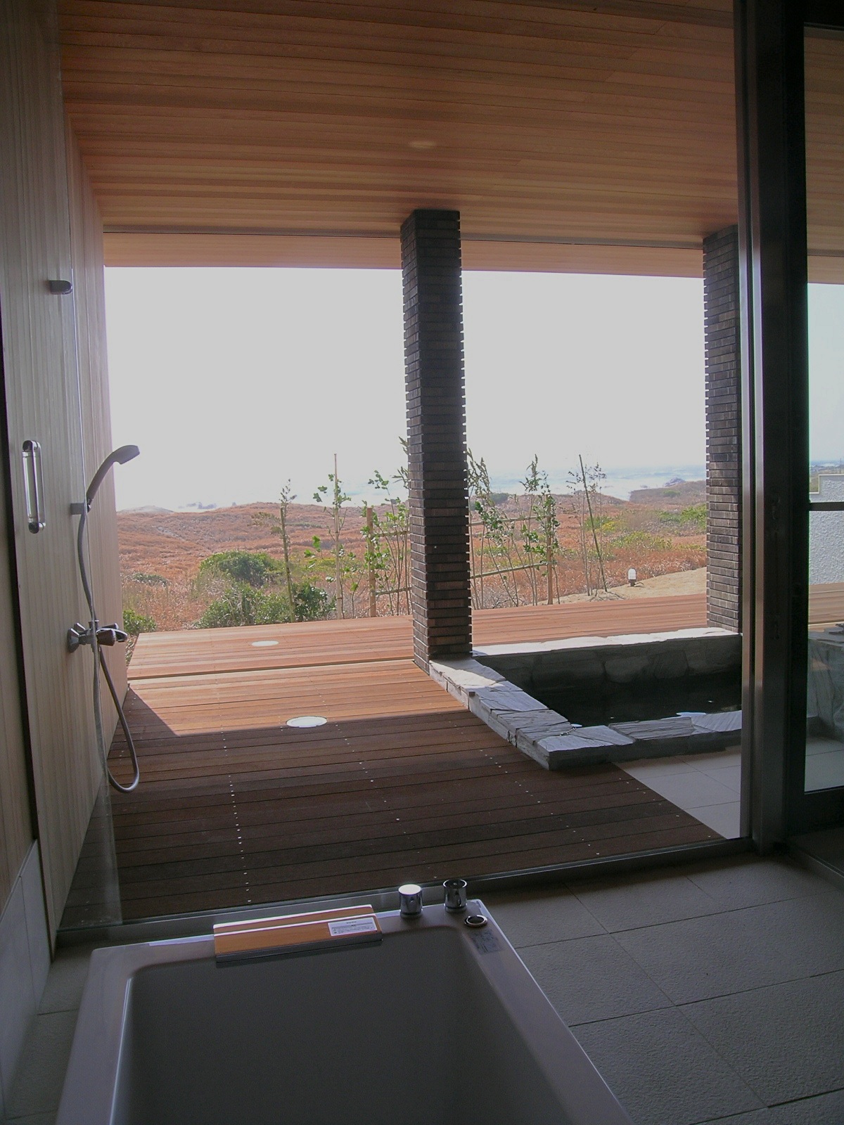 露天風呂同様に開放的な内風呂からの眺め