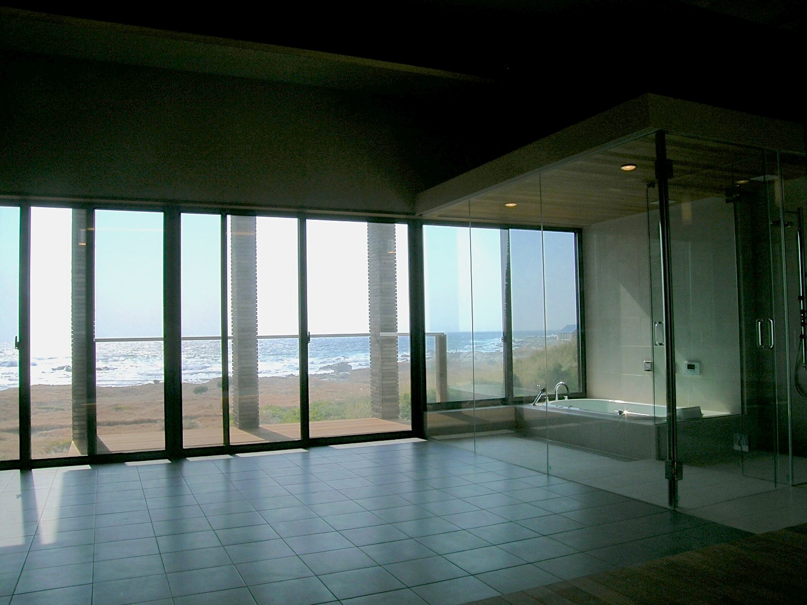 窓の外に広がる大パノラマを眺めて海に入っているような気持ちになれるバスルーム