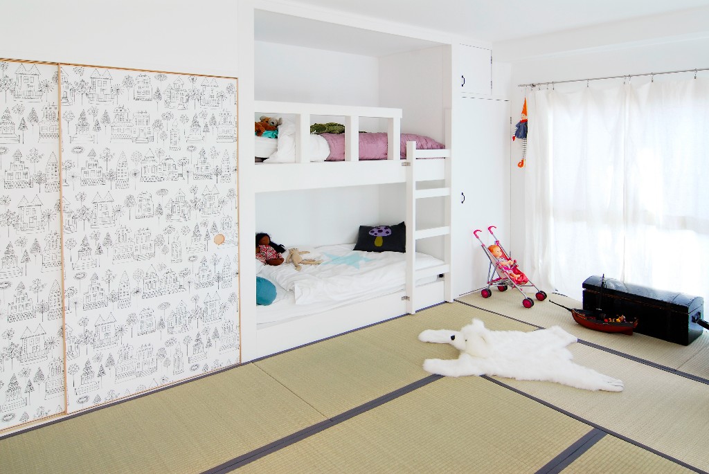 畳と襖の部屋にフレンチライクなインテリアの子ども部屋