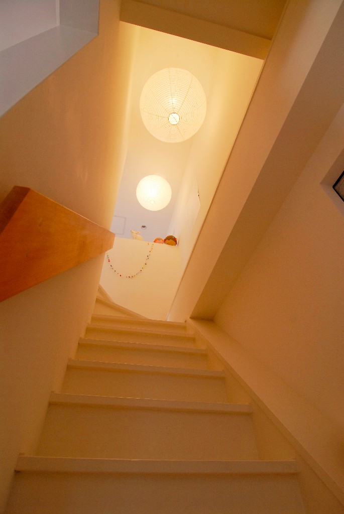 照明が印象的な階段スペース