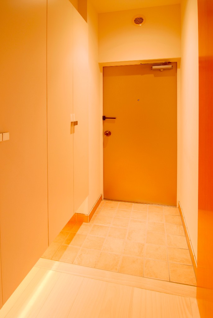 オレンジの扉がおしゃれな玄関