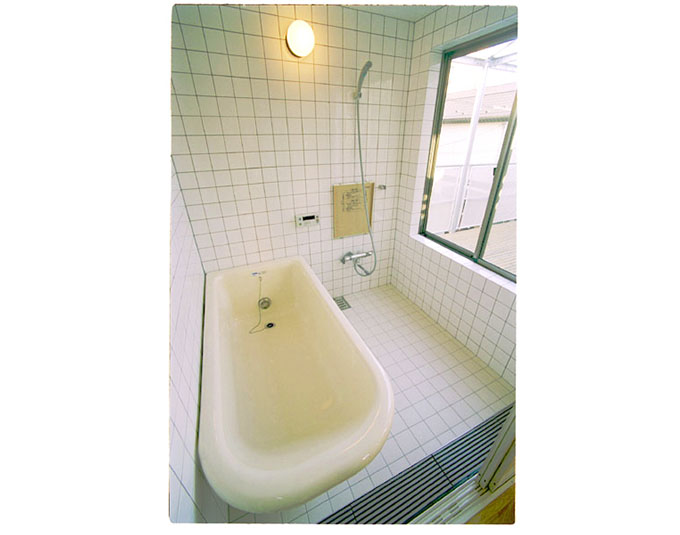 独立のバスタブにタイル張りの浴室