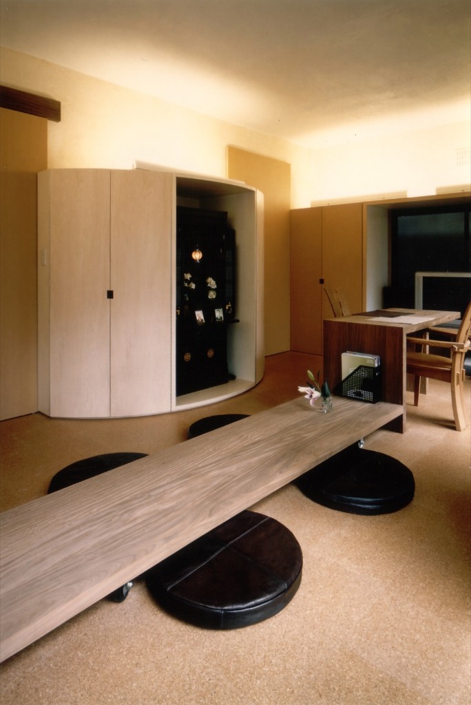 床座のローテーブルや円形の収納がどこか和な雰囲気のリビング