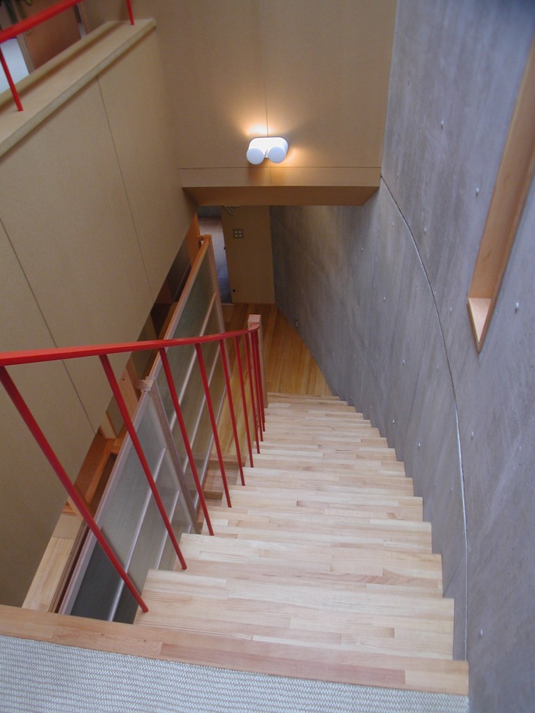 コンクリート打放しの曲面内側は階段ホール