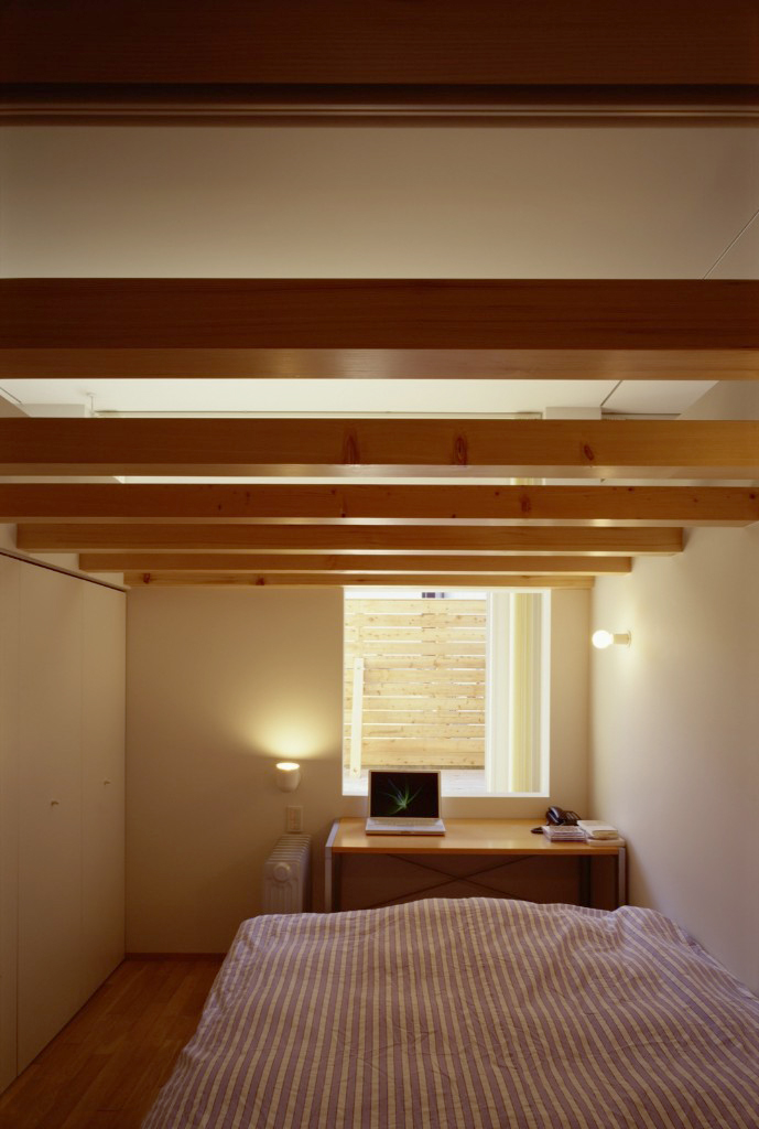 寝室の小窓からは明かりも入る適度な閉鎖空間