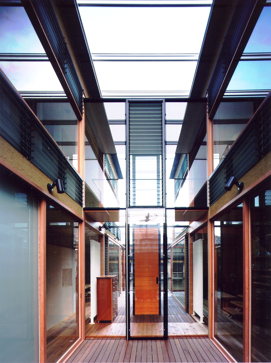 デッキテラスは透明なポリカーボネートの屋根で半屋外空間