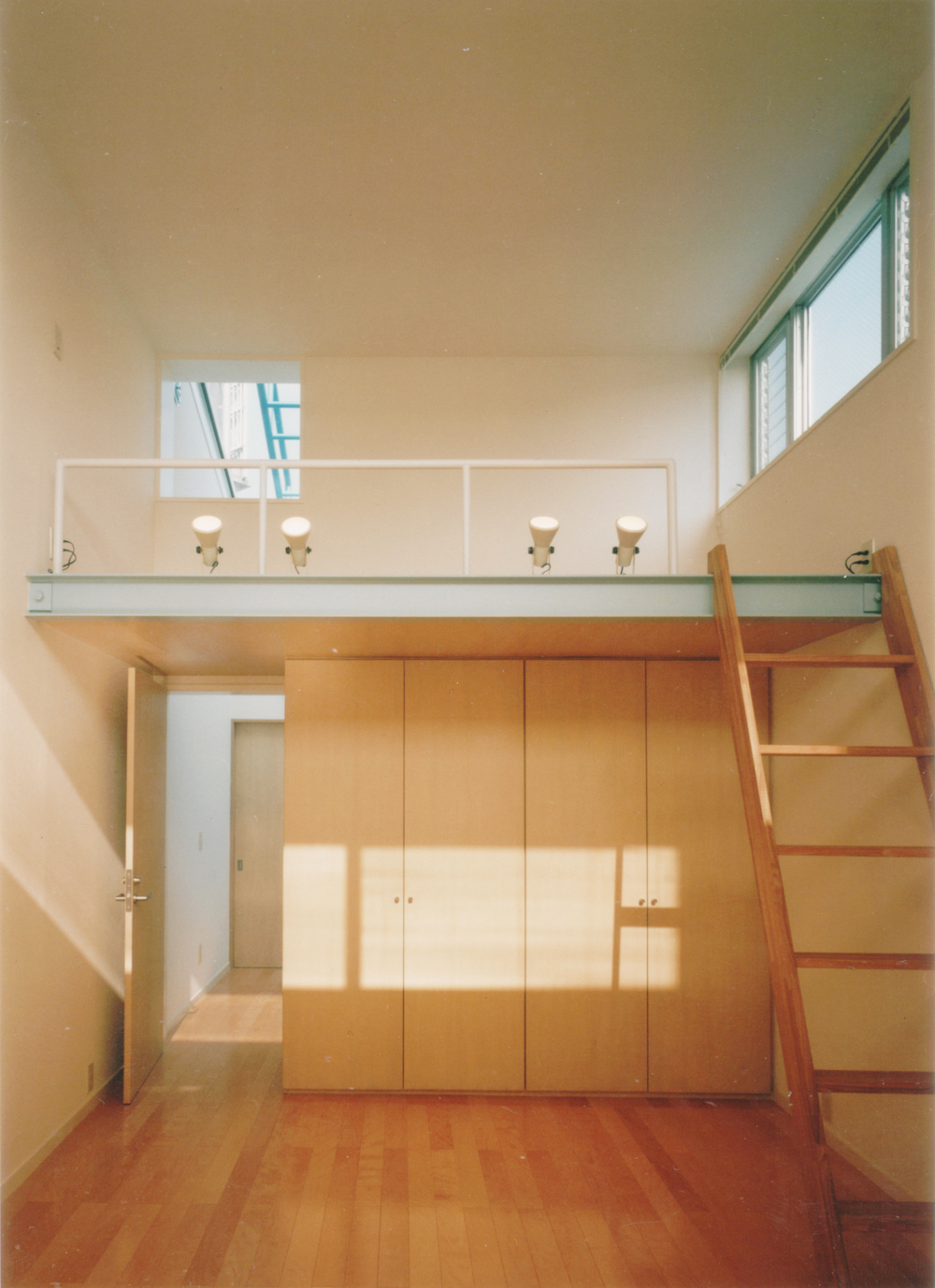 3階にはロフトにハイサイド窓を設けて更に明るく少しでも広く使える室内