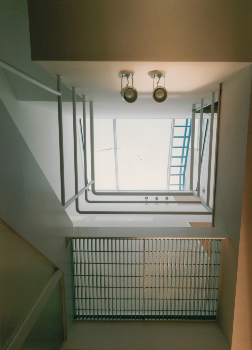 階段ホールの小さな廊下もグレーチングで下の階まで光が落ちる