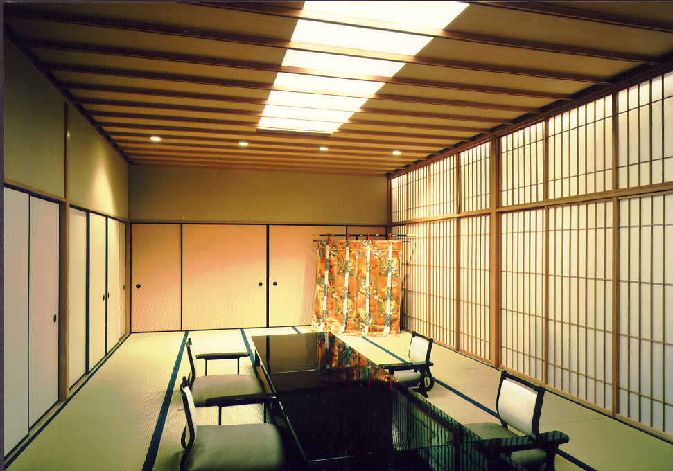 料亭は料理や芸だけでなく建物や床の間調度品や美術品など日本文化を堪能できる装置