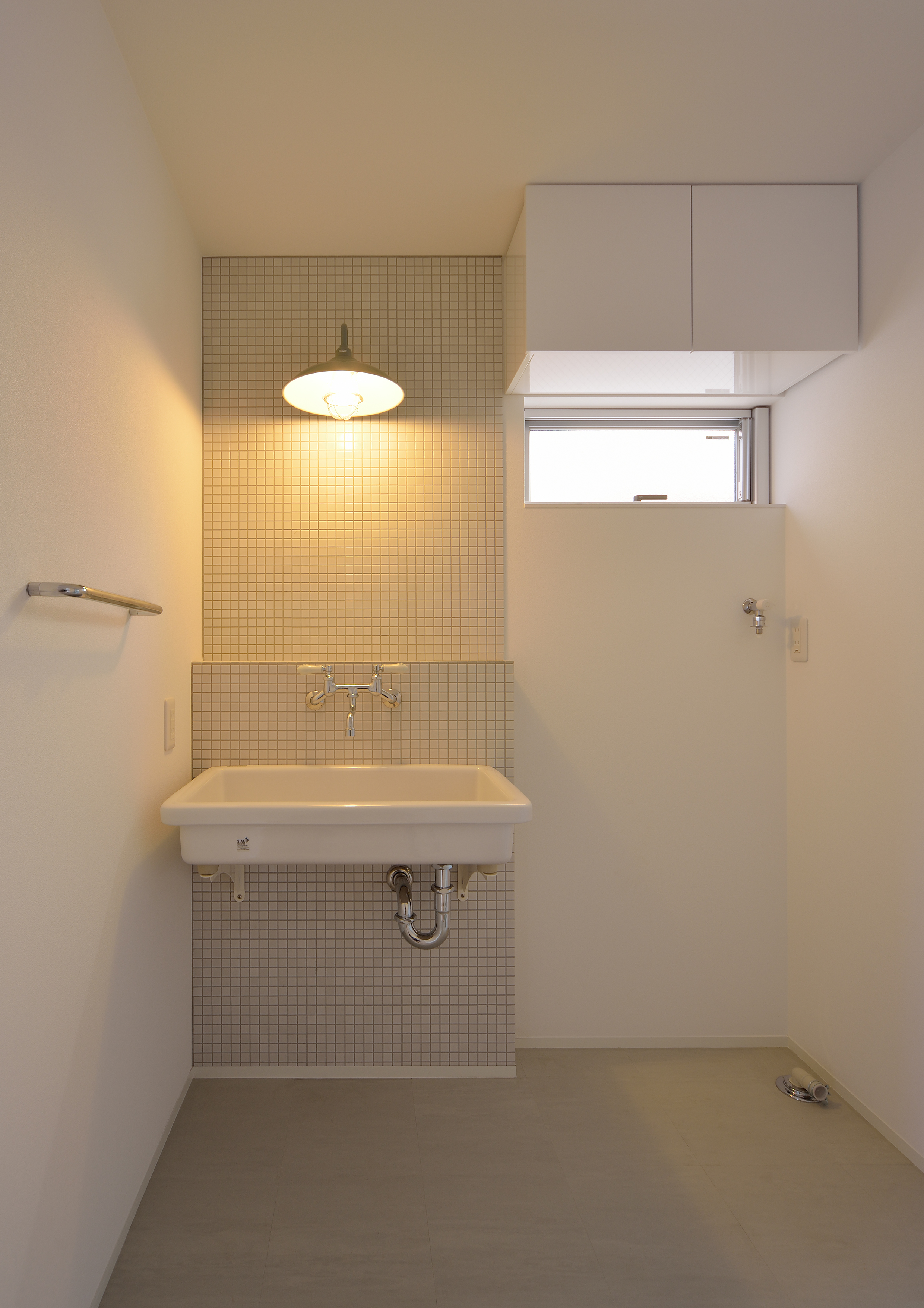 モザイクタイルや業務用洗面台が個性ある照明と共存する浴室・洗面所