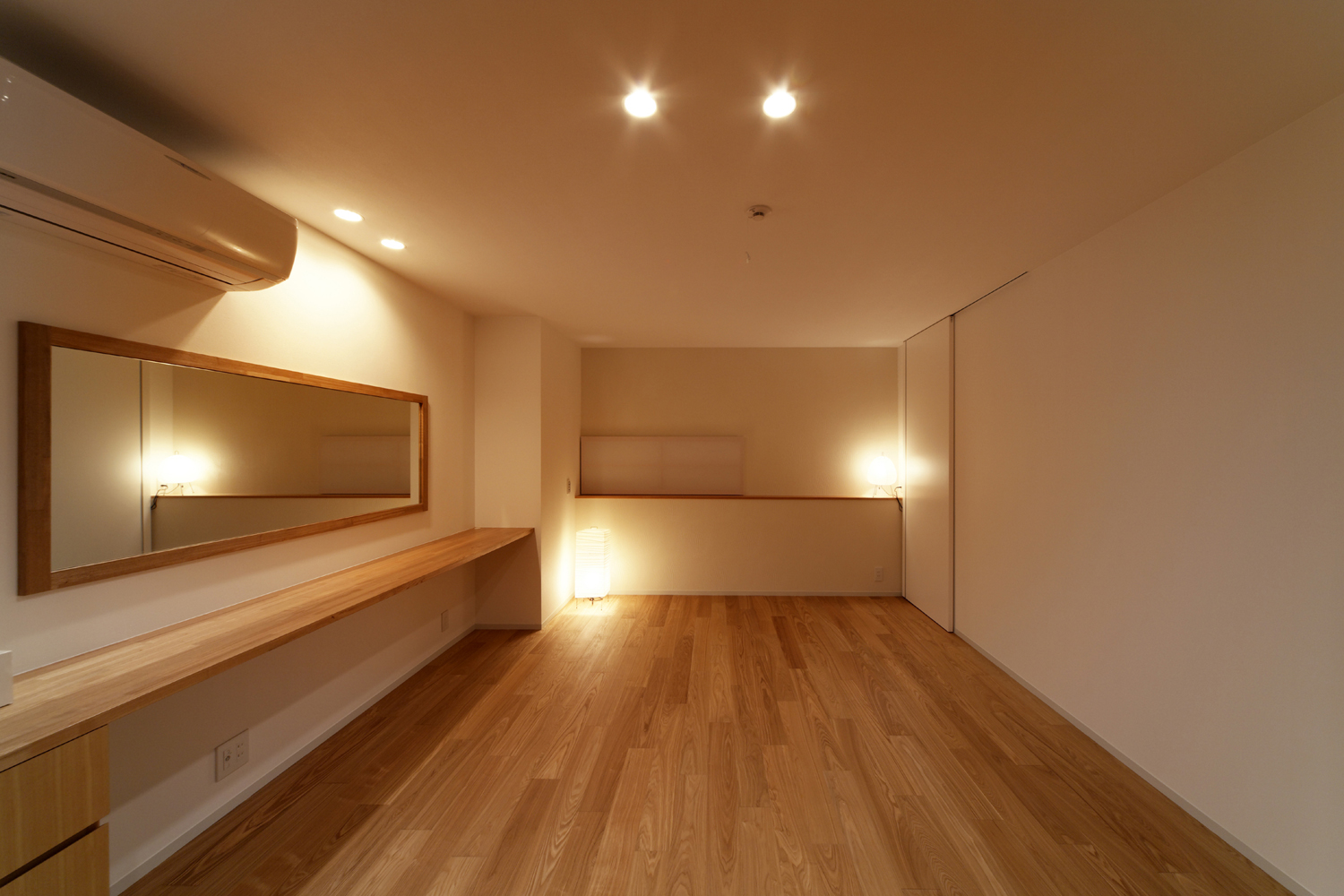 白と白木でまとめたシンプルで上品な空間に、間接照明が大人の雰囲気をプラスする寝室