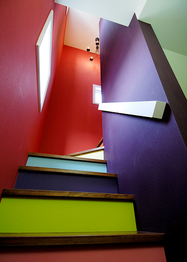 カラフルな色でまとめた現代美術のような階段
