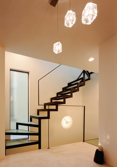 照明と階段のコラボレーションがモダンな雰囲気を醸す