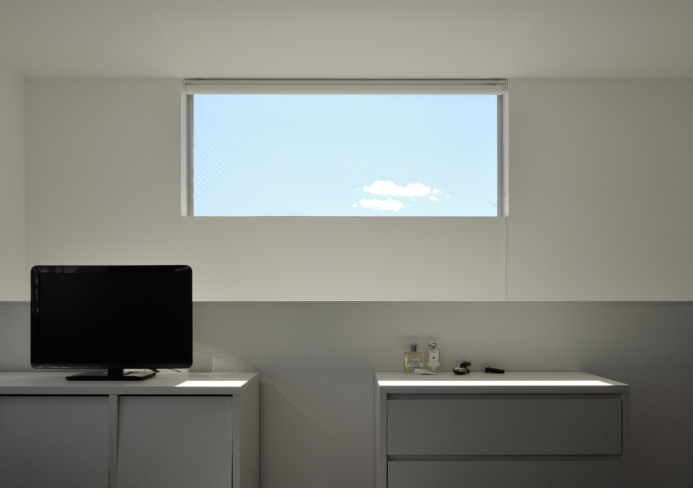 外や隣地からの視線を避けるため、空しか見えない主寝室の窓