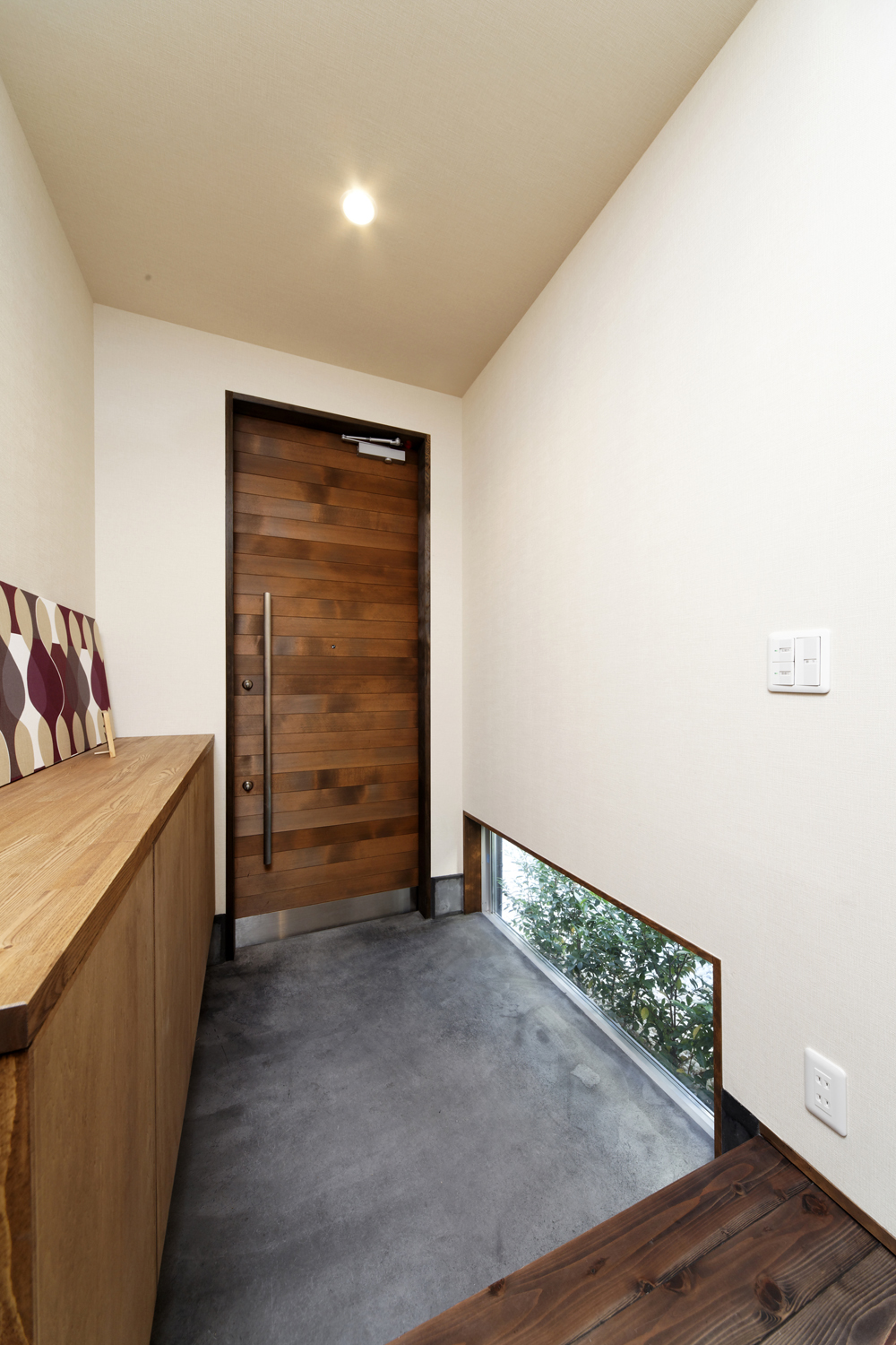 木製ドアが、懐かしい雰囲気のある柔らかい空間作りにマッチした玄関