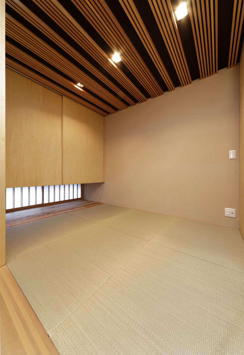 モダンな天井壁が、シンプルな琉球畳によく似合う和室-fevecasa(フェブカーサ)