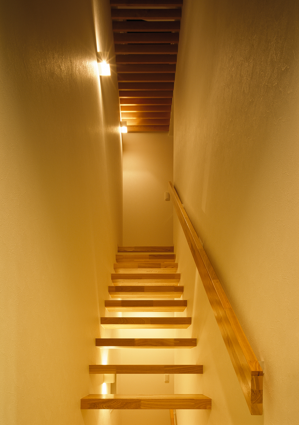 蹴上をなくし美しい光が抜ける、造形物のような階段