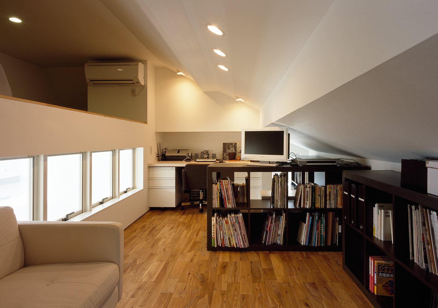 屋根の傾斜を利用して、造形的に仕上げた書斎の天井
