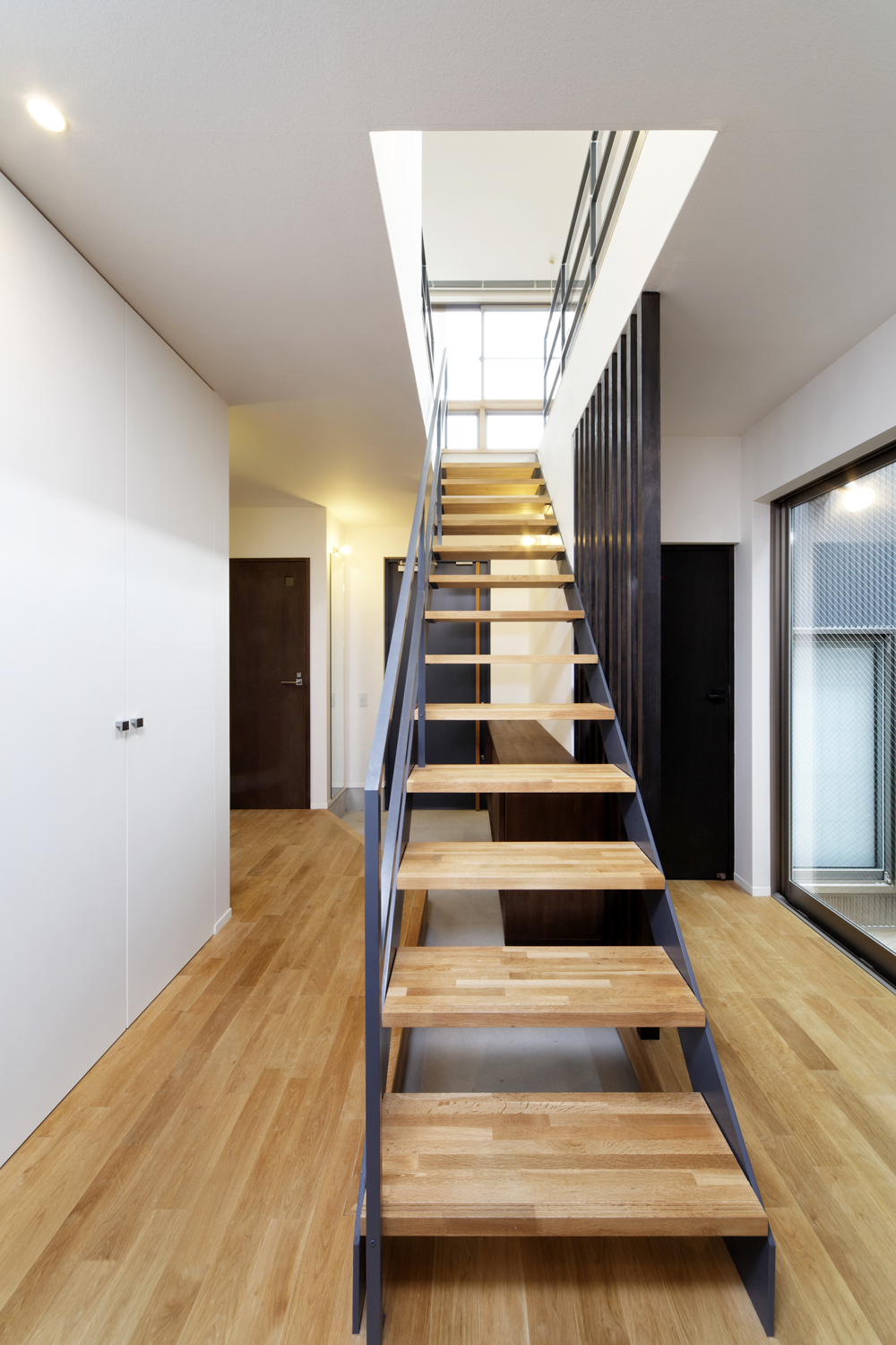 2階から燦々と注ぐ光が、家の真ん中にあるデザイン性の高い階段に注ぎ込む