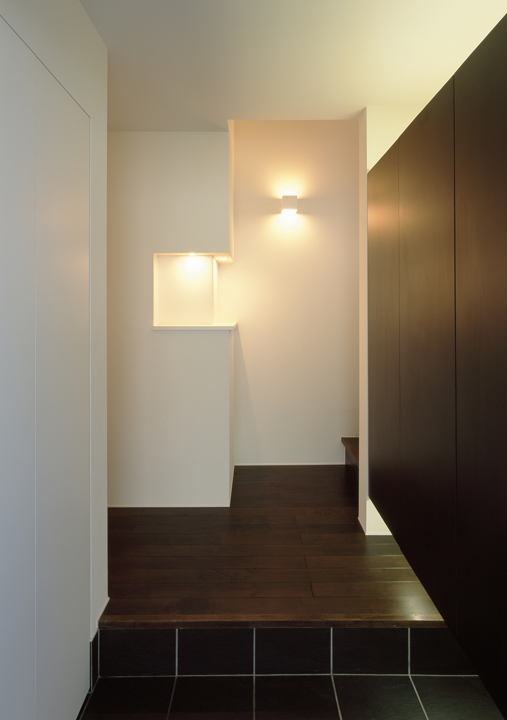 ニッチと照明を兼ねたデザインが魅力的なシンプルな玄関ホール