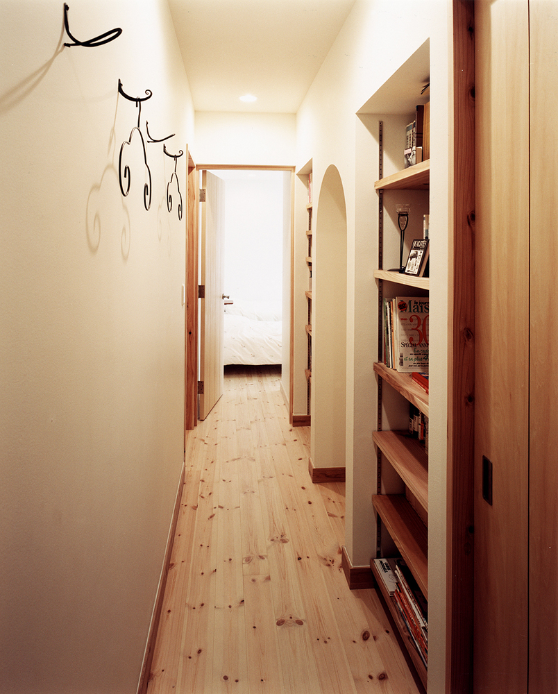 アイアンフックと、部屋に導くアーチ型の空間が魅力的な廊下