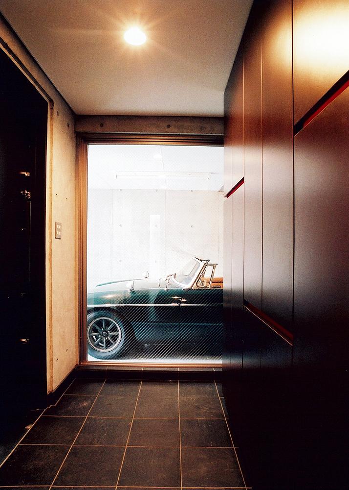 玄関を入ると、フィックス窓から、ガレージにあるお気に入りの車を眺められる