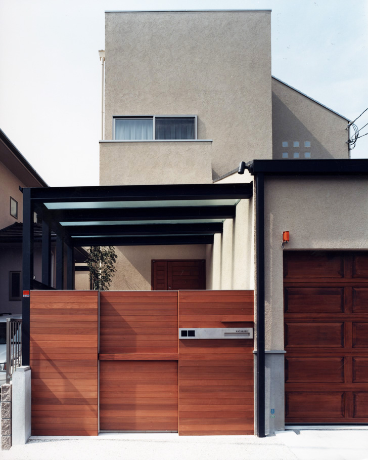 木製外壁のような、カジュアルで洗練されたデザイン性の高い門扉