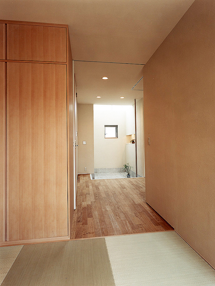 無垢のフローリングから畳に、自然素材をバトンタッチする和室空間