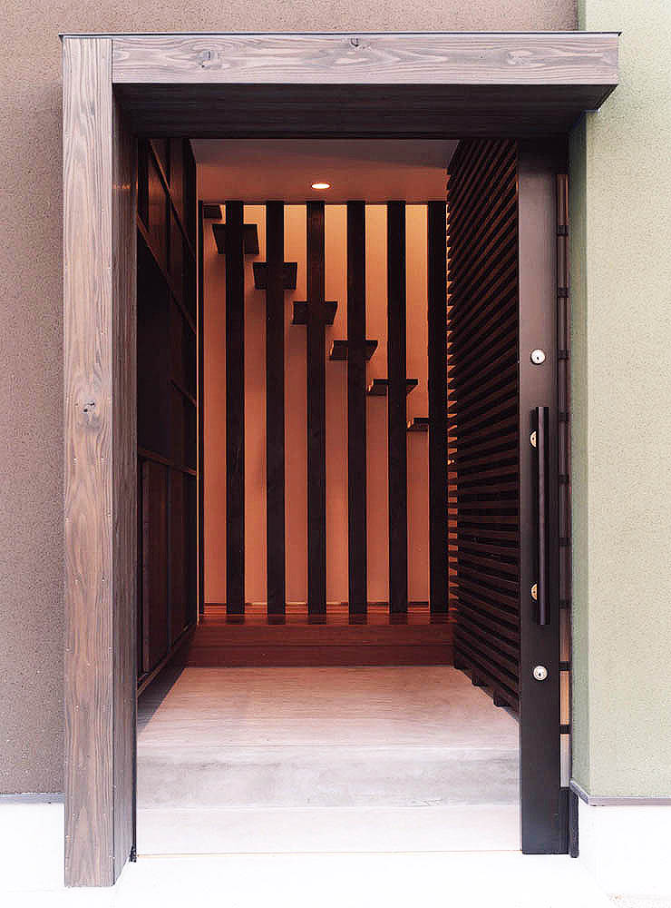 引き戸の玄関を開けると、縦格子と階段が日本美を感じさせる玄関ホール
