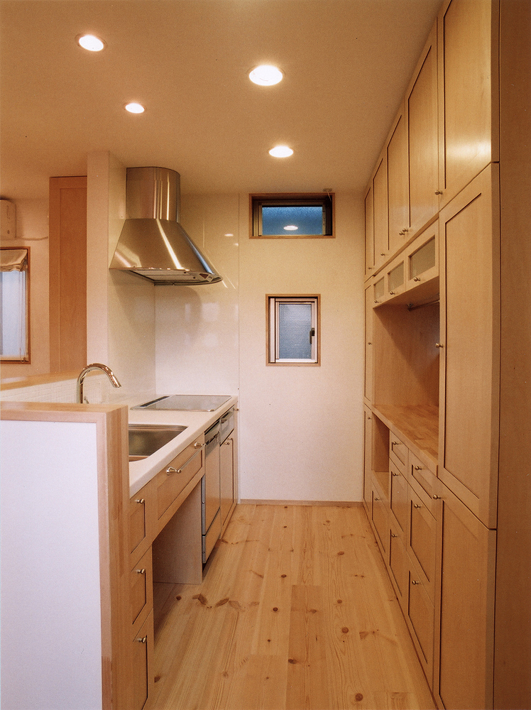 海外風キッチンも実現可能な木材メインのキッチン