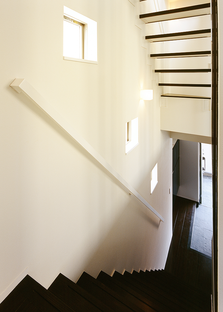 階段と共に降りるような、コンパクトなスクエア型小窓