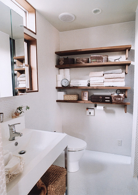 厚めの木棚板を使用してトイレの壁を魅せる収納棚に