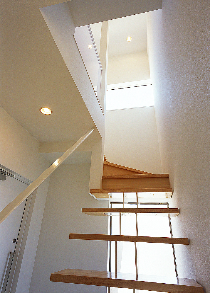 階段周りに窓を設け、足元を常に明るい日差しでいっぱいになるように設計された階段