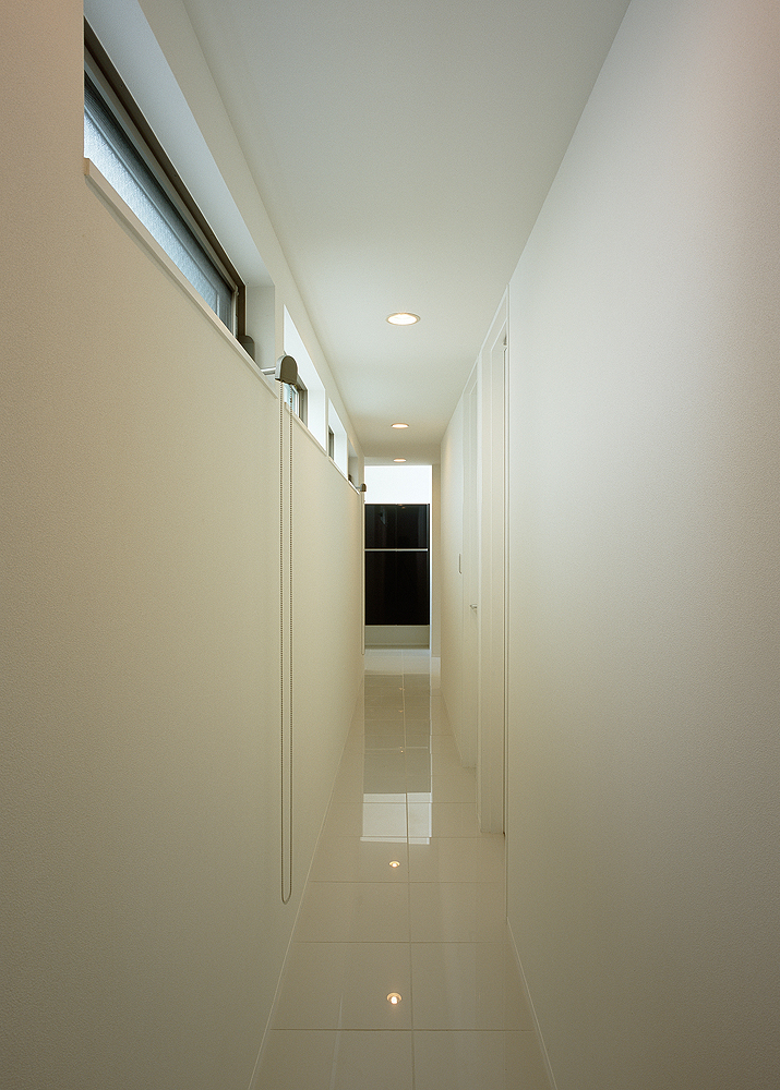 ハイサイドウインドウから柔らかな光が、真っ白にまとめた壁と輝きのある廊下をより美しく見せる
