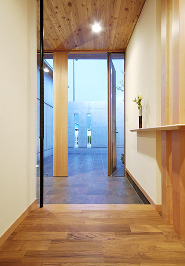 天井の高さに合わせてデザインした木製のドア