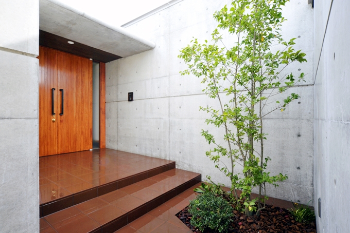 RCと木製の大型ドアとのコントラストが美しい玄関