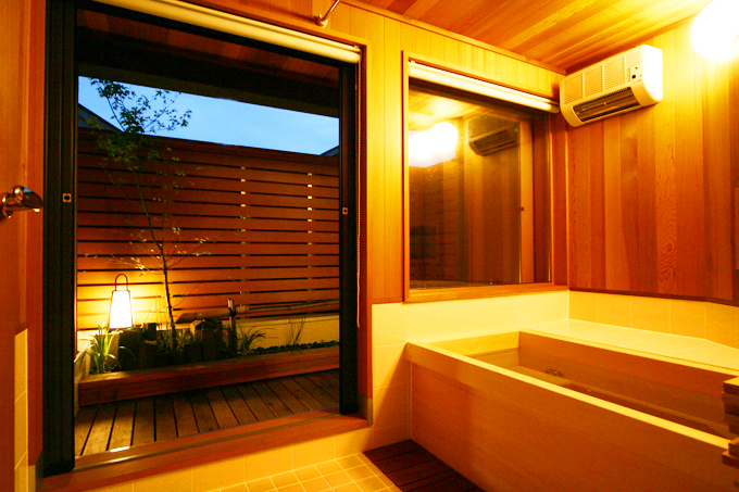 露天風呂のような心地よい木材のバスルーム