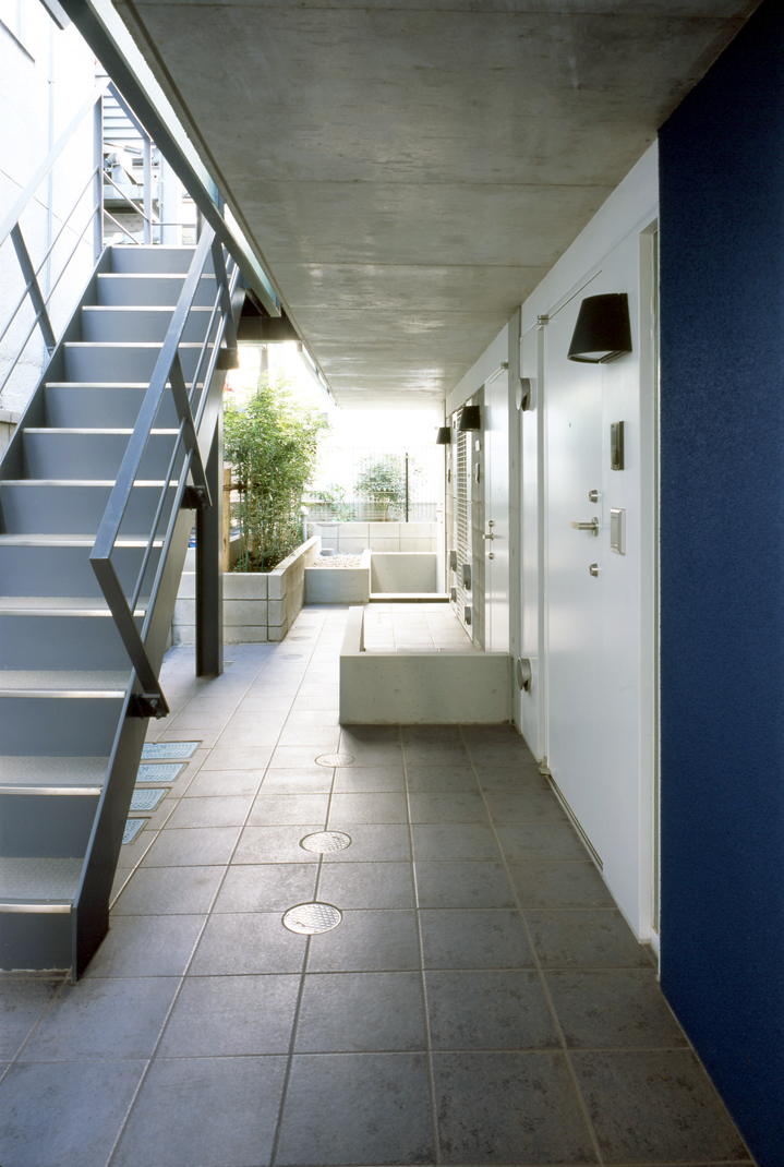 青色を基調としたシンプルな共用廊下